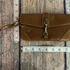 Gorgeous wristlet that is convenient, practical, yet fashionable. Like new